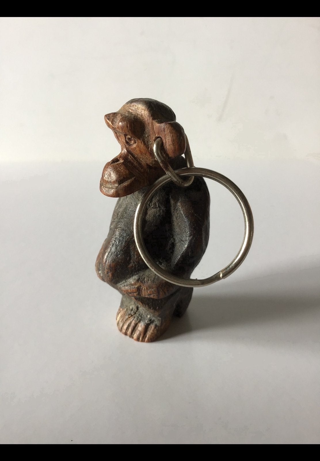 Klein houten aapje. Handgestoken houtsnijwerk. Sleutelhanger, Ophalen of Verzenden