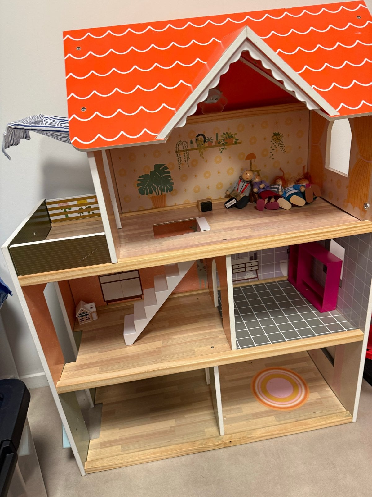 Groot houten poppenhuis met meubels en poppen, Ophalen, Zo goed als nieuw, Poppenhuis