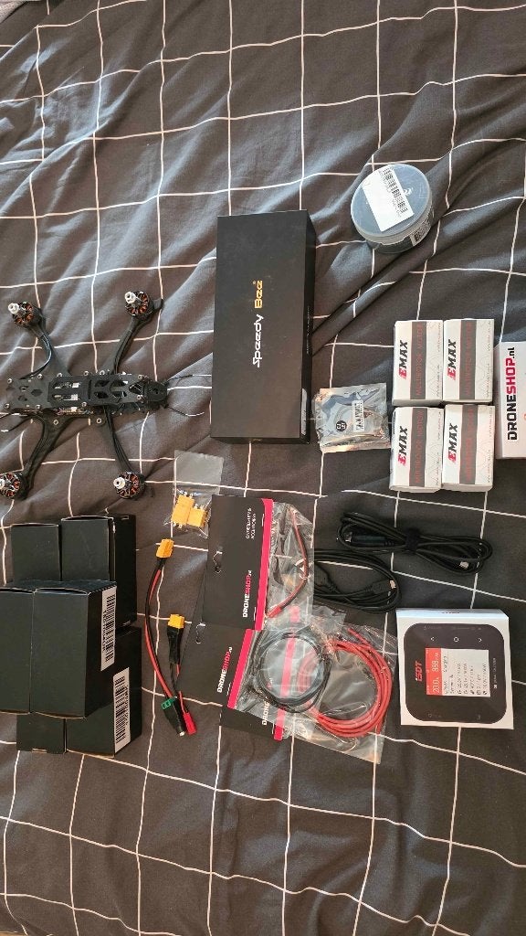 Drone, zender en diverse onderdelen, Elektro, Quadcopter of Multicopter, Ophalen of Verzenden, Zo goed als nieuw