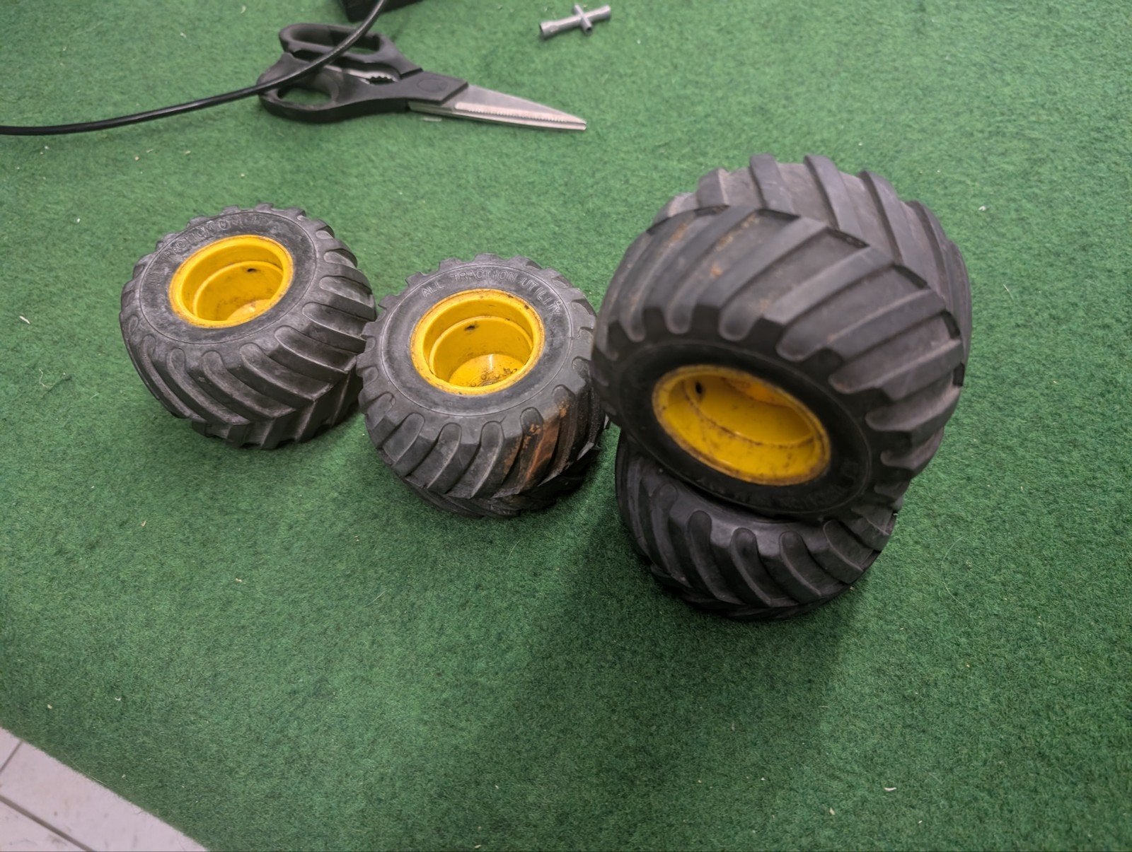 Tamiya 1/10 Monster Truck banden, Hobby en Vrije tijd, Gebruikt, Auto offroad, Schaal 1:10, Ophalen
