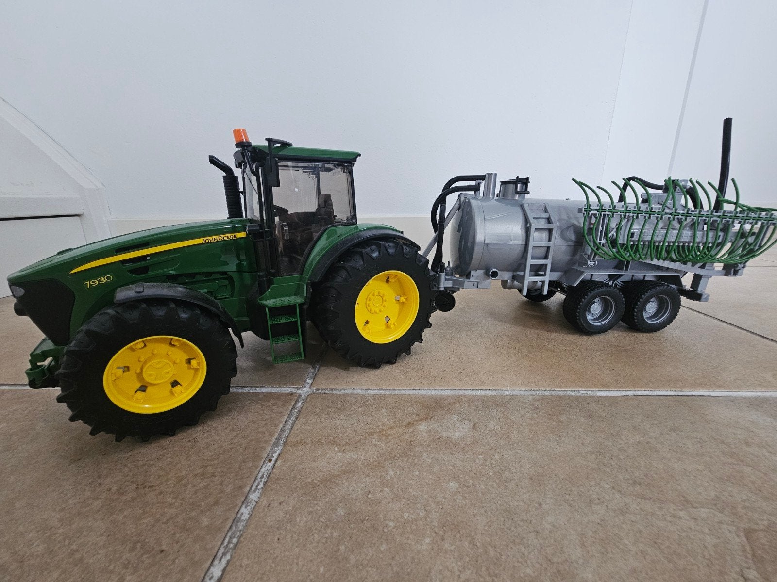 Bruder John Deere 7930 tractor met Siegl mesttank - Zeer net, Ophalen of Verzenden, Zo goed als nieuw