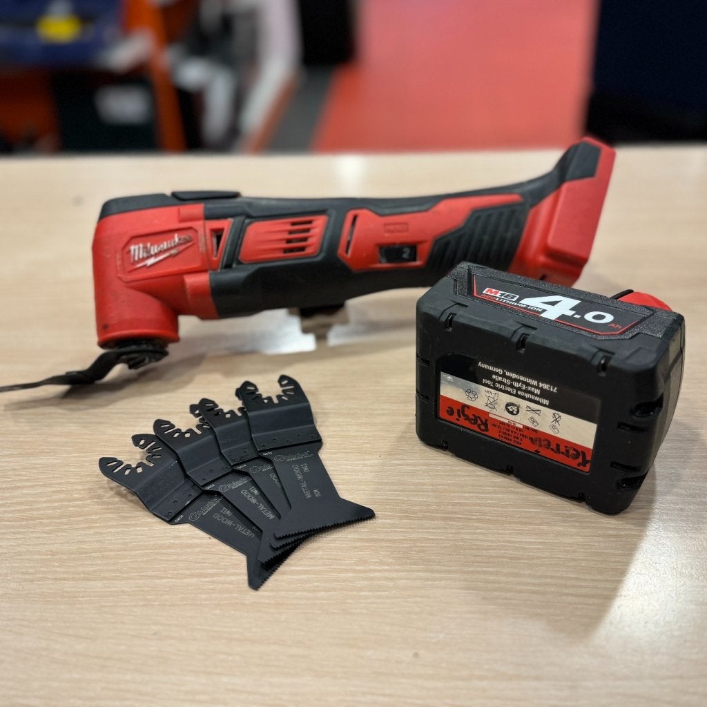 Milwaukee M18 BMT multitool met opzetstukken en Accu 4A, Doe-het-zelf en Verbouw, Gereedschap | Overige machines, Milwaukee, Gebruikt