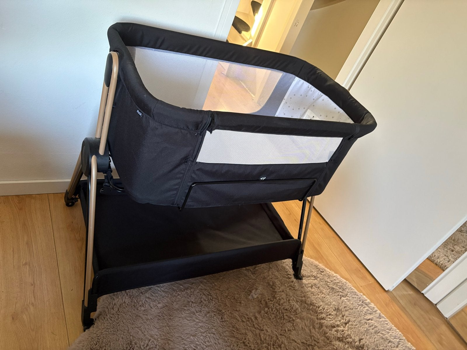 Puck Co-Sleeper Claire - Zwart/Hout - Zo goed als nieuw, Kinderen en Baby's, Babywiegjes en Ledikanten, Ophalen, Zo goed als nieuw