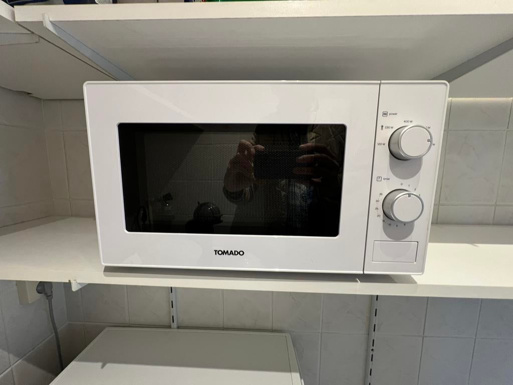 Tomado magnetron TMS2003W, Minder dan 45 cm, Ophalen of Verzenden, Draaiplateau, Vrijstaand