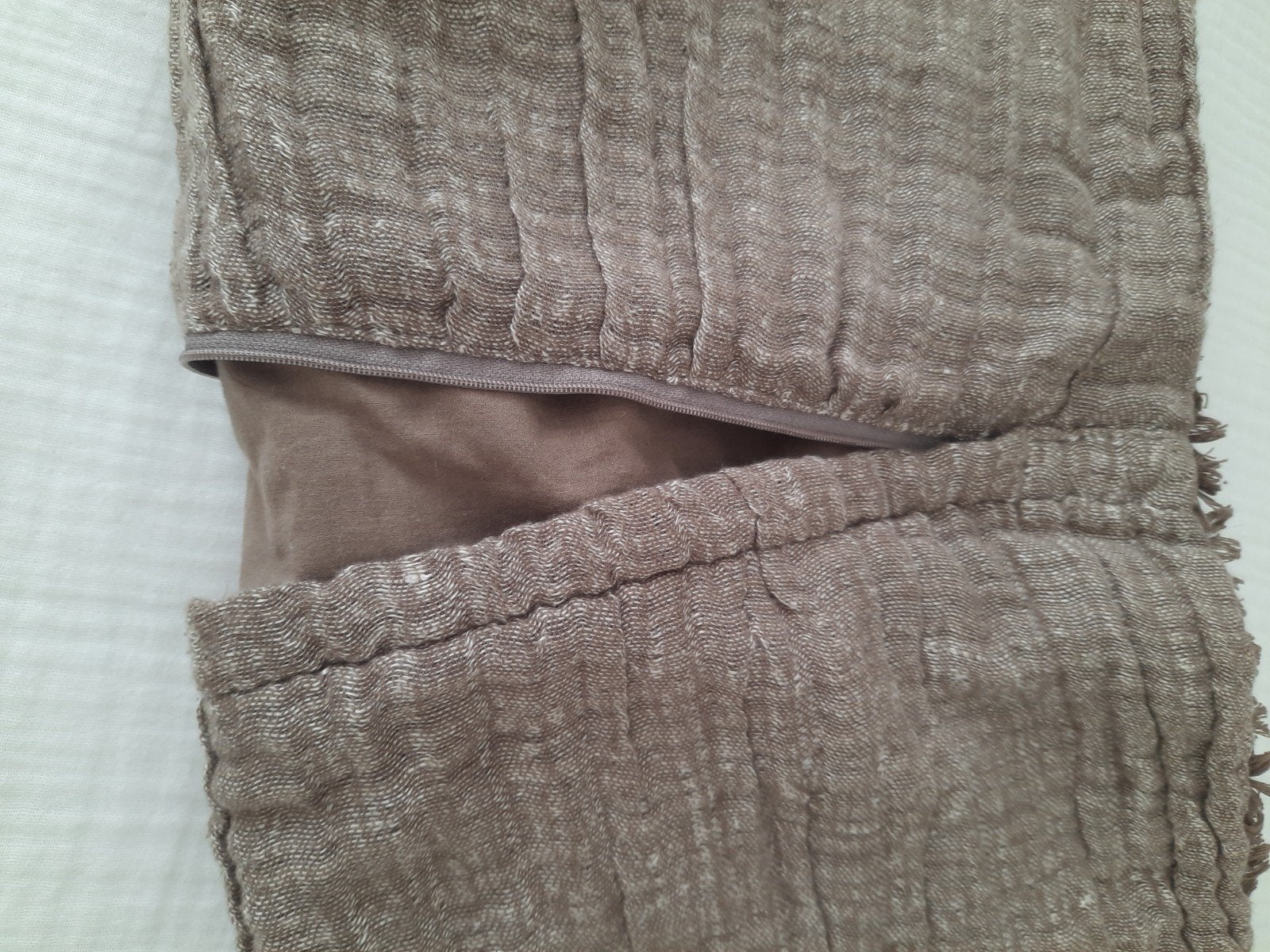 2x H&M Home Linnen Kussenhoes Taupe 60x60, Huis en Inrichting, Ophalen, Overige merken, Bruin, Met ritssluiting