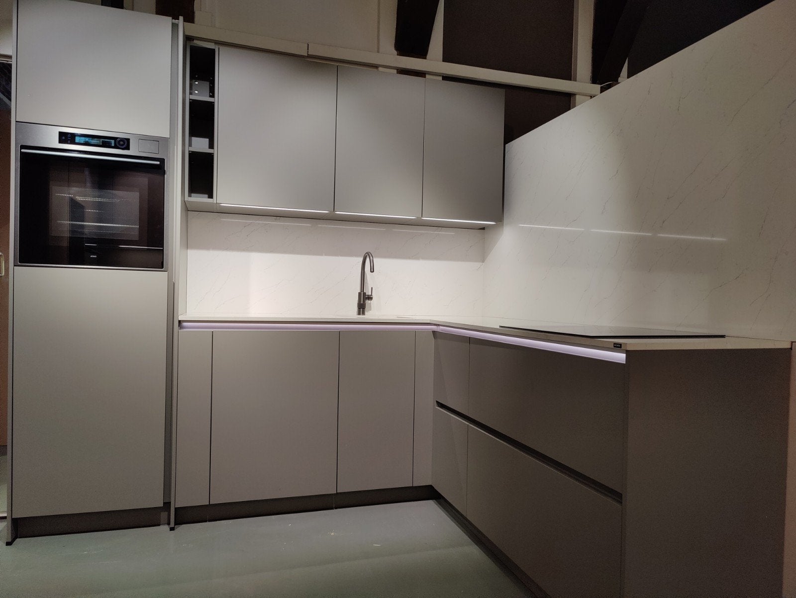 Complete showroomkeuken, van €23.206,49 voor €9.500,-, Ophalen, Hoekkeuken, Nieuw, Greeploos