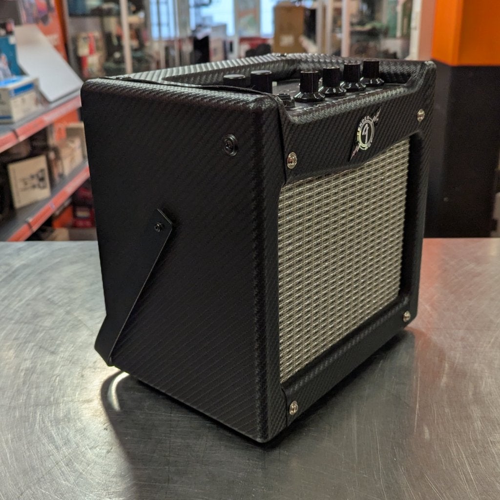 Fender Mustang Mini Gitaarversterker, Fender, Zo goed als nieuw, Support@fender.com, 17600 Catalina Street
Los Angeles, CA 90746
USA