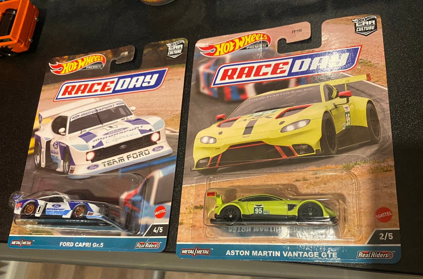 Hot Wheels Premium RaceDay Ford Capri Aston Martin Vantage, Ophalen of Verzenden, Zo goed als nieuw, Auto