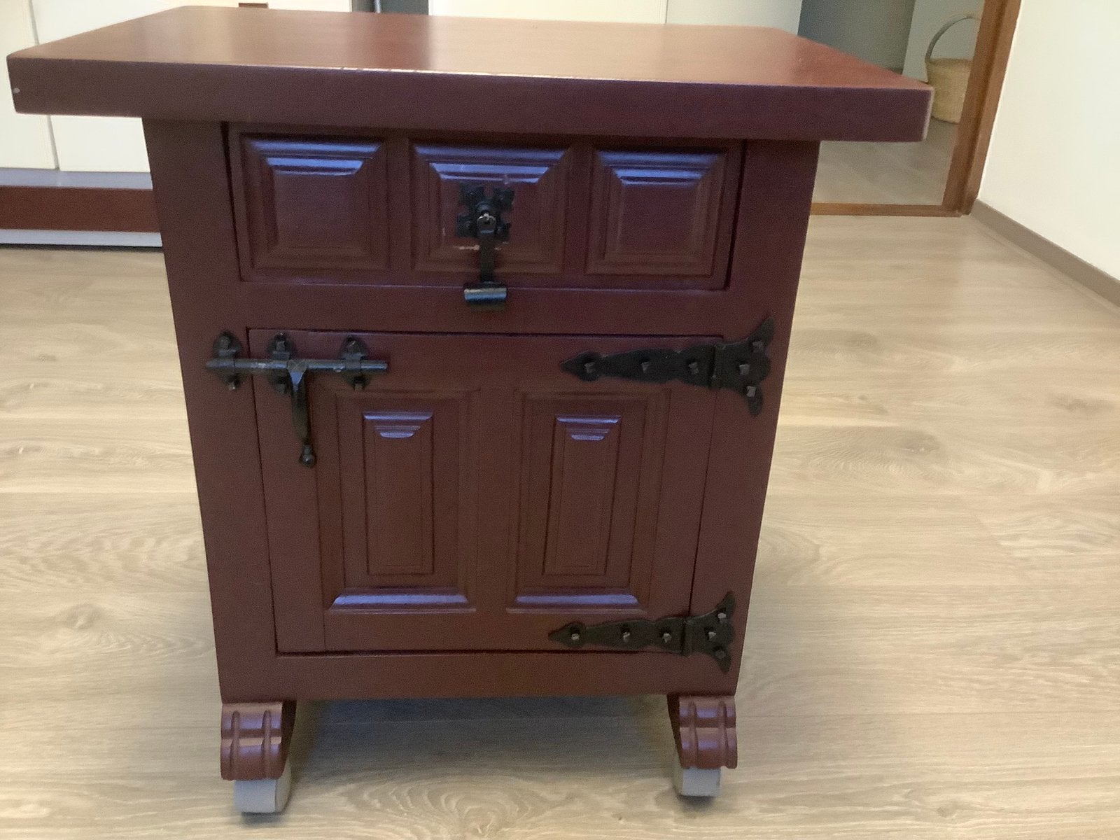 Te koop massief houten kastje op wieltjes, Huis en Inrichting, Slaapkamer | Nachtkastjes, Ophalen, Zo goed als nieuw, Minder dan 45 cm