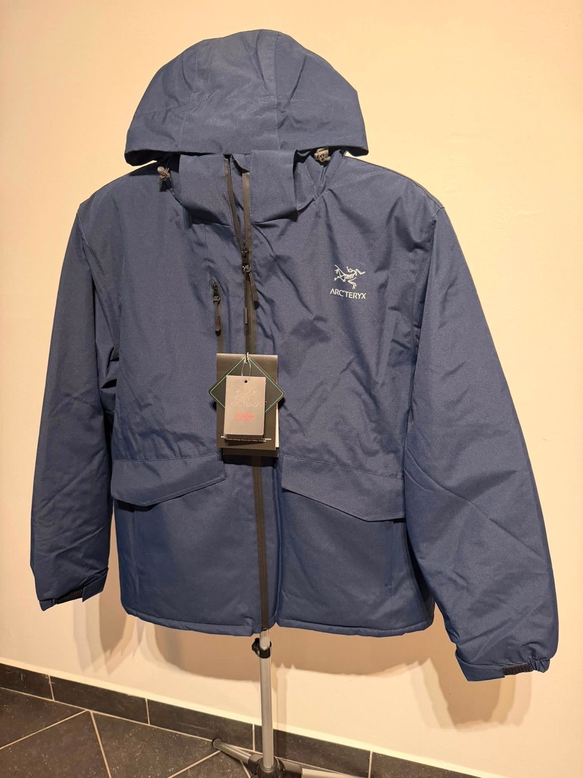 Arc’teryx Essentials Jas - Nieuw met labels, Kleding | Heren, Ophalen of Verzenden, Nieuw, Maat 52/54 (L), Blauw