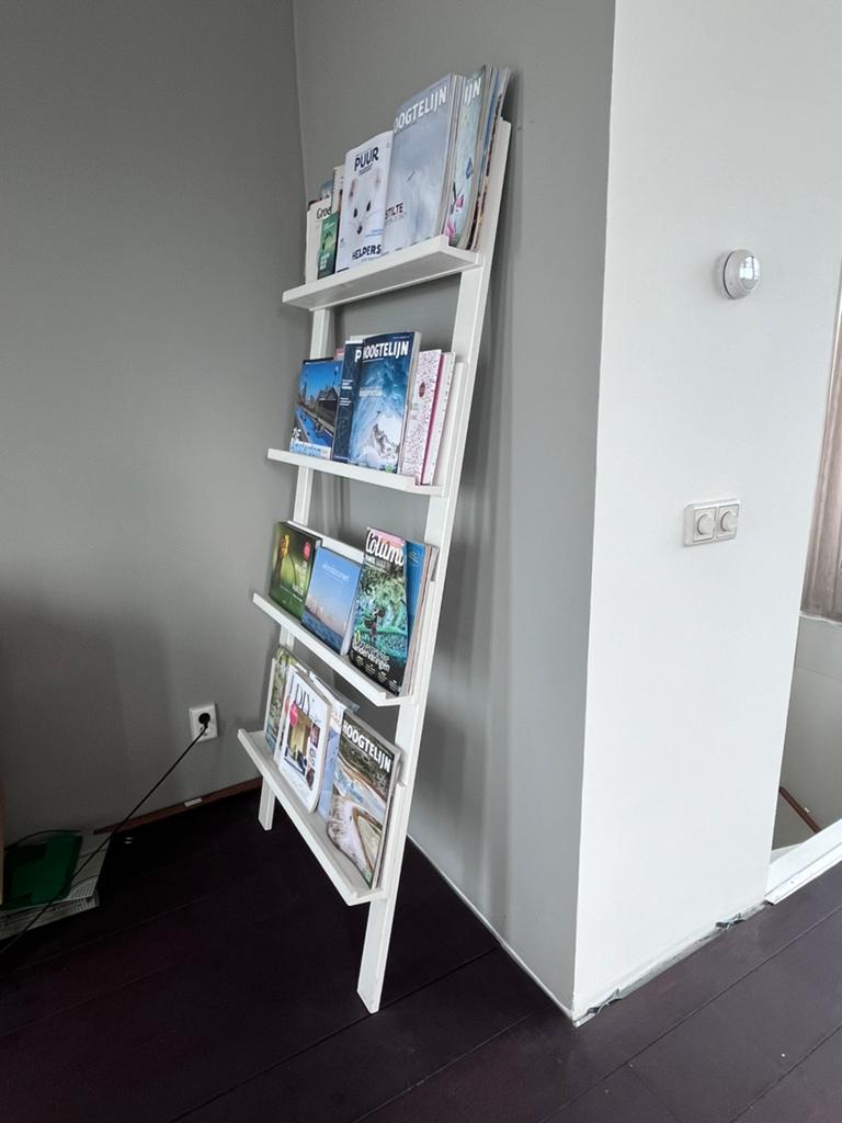 Houten Gebroken witte tijdschriften kast, Ophalen, Met plank(en), Gebruikt, 50 tot 100 cm