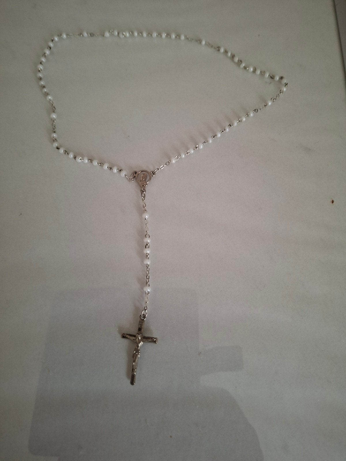 Rozenkrans ketting met kruisje, wit en zilverkleurig, Gebruikt, Wit, Ophalen of Verzenden, Overige materialen