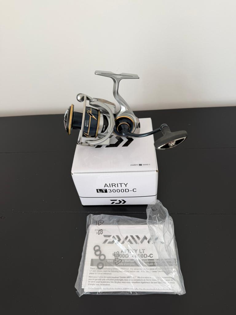 Te koop Nieuw Daiwa Airity LT 3000D-C molen, Ophalen of Verzenden, Nieuw, Molen