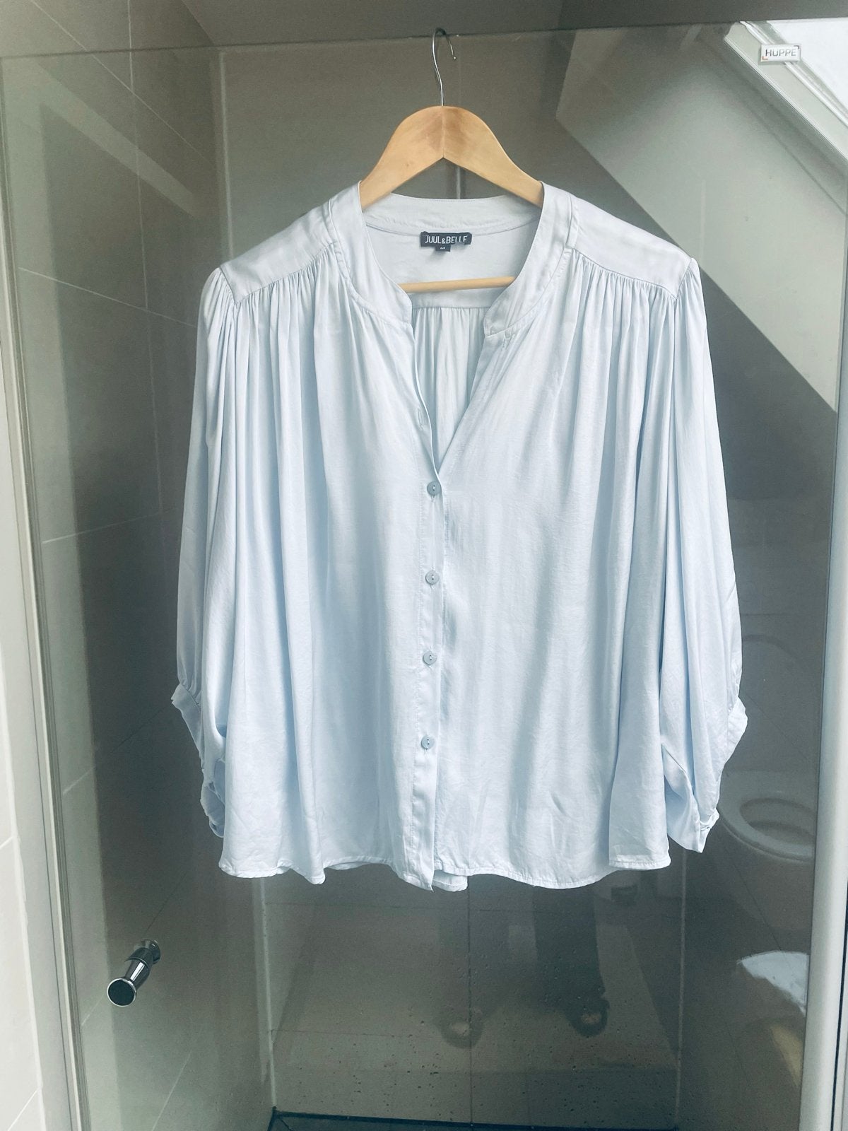 Modieuze lichtblauwe blouse van Juul & Belle, nieuw, Ophalen of Verzenden, Nieuw, Maat 38/40 (M), Blauw