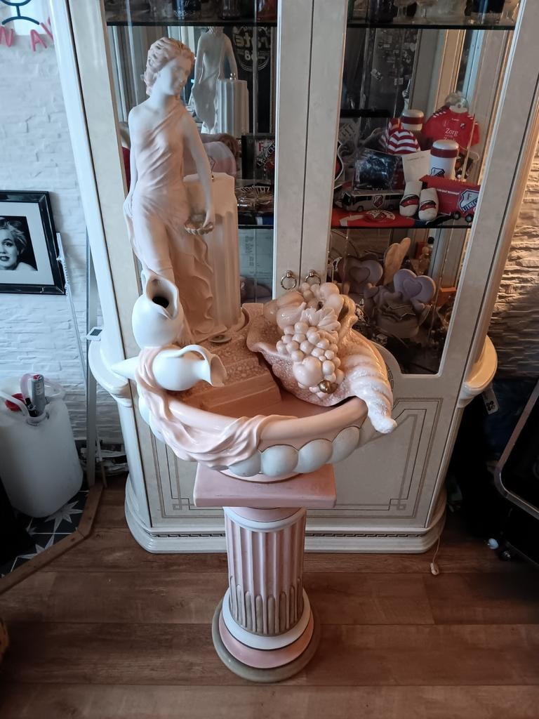 Antieke decoratieve fontein met beeld, Ophalen