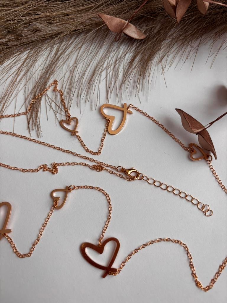 Gouden lange ketting met hartjes, Sieraden, Tassen en Uiterlijk, Kettingen, Met hanger, Nieuw, Ophalen of Verzenden, Goud