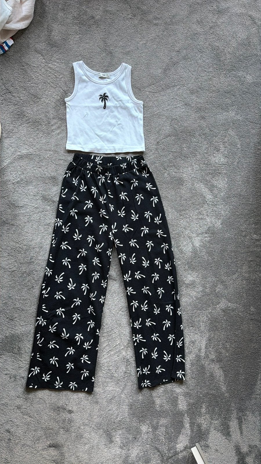 Broek en top zwart wit met palmbomen mt 152 GRATIS, Ophalen of Verzenden, Zo goed als nieuw, Meisje, Setje
