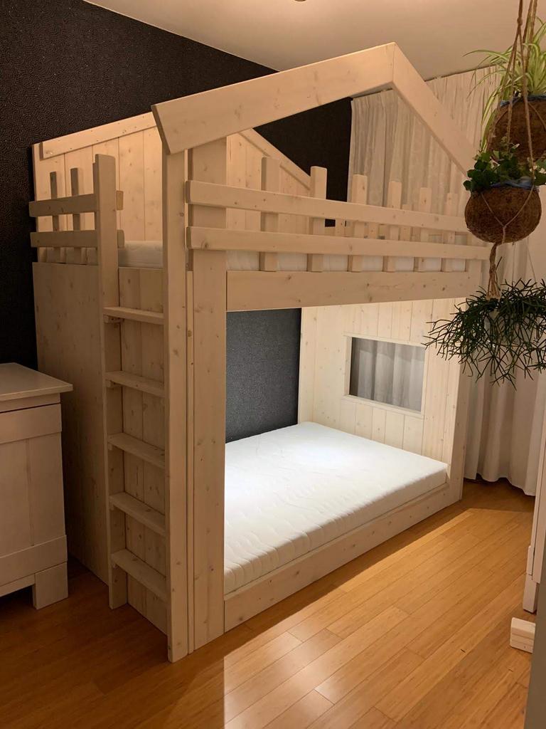 Uniek huisjesbed / stapelbed - Handgemaakt, Kinderen en Baby's, Kinderkamer | Stapelbedden en Hoogslapers, Ophalen, Zo goed als nieuw