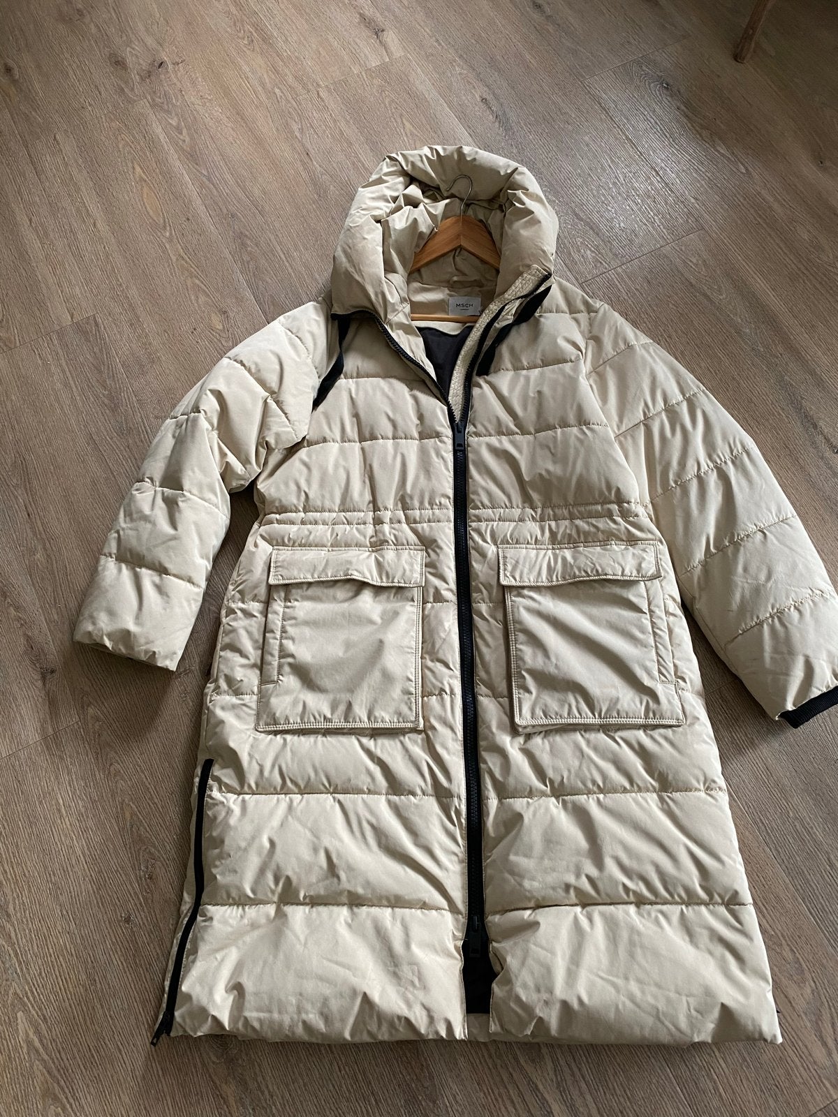 MSCH Copenhagen Lange Puffer Jas Maat L, Ophalen of Verzenden, Zo goed als nieuw, Maat 42/44 (L), Beige