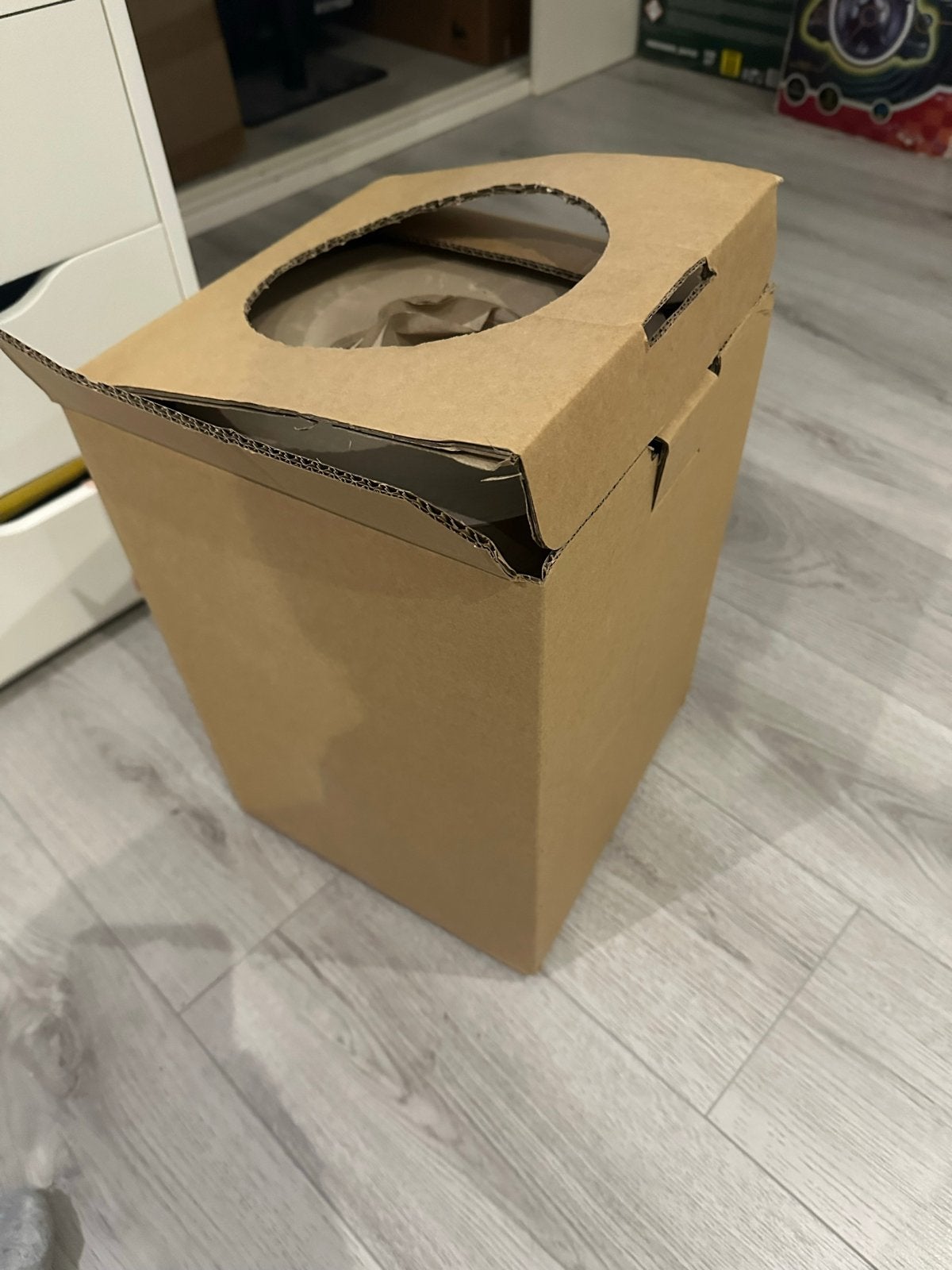 Doos vol kartonnen inpakmateriaal, Ophalen