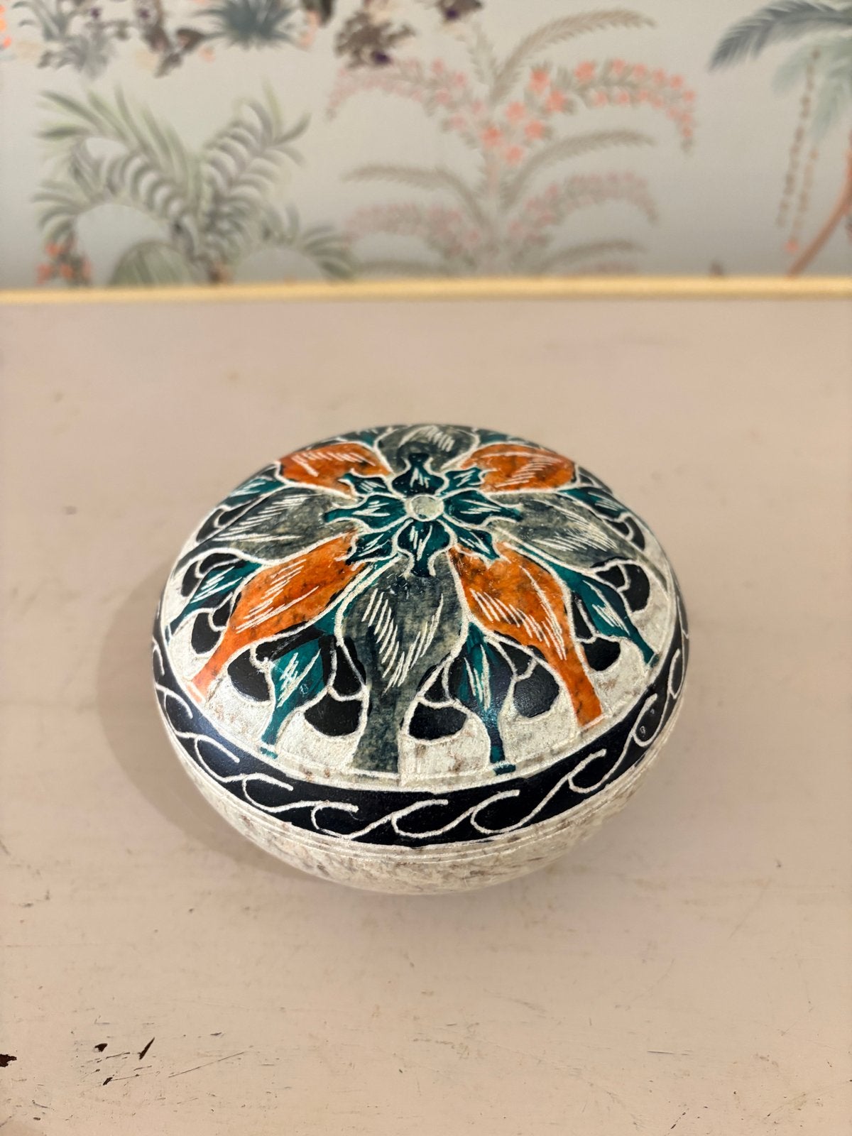 Handgesneden spekstenen doosje met botanisch mandala, Meerkleurig, Ophalen of Verzenden, Steen/keramiek, Oosters