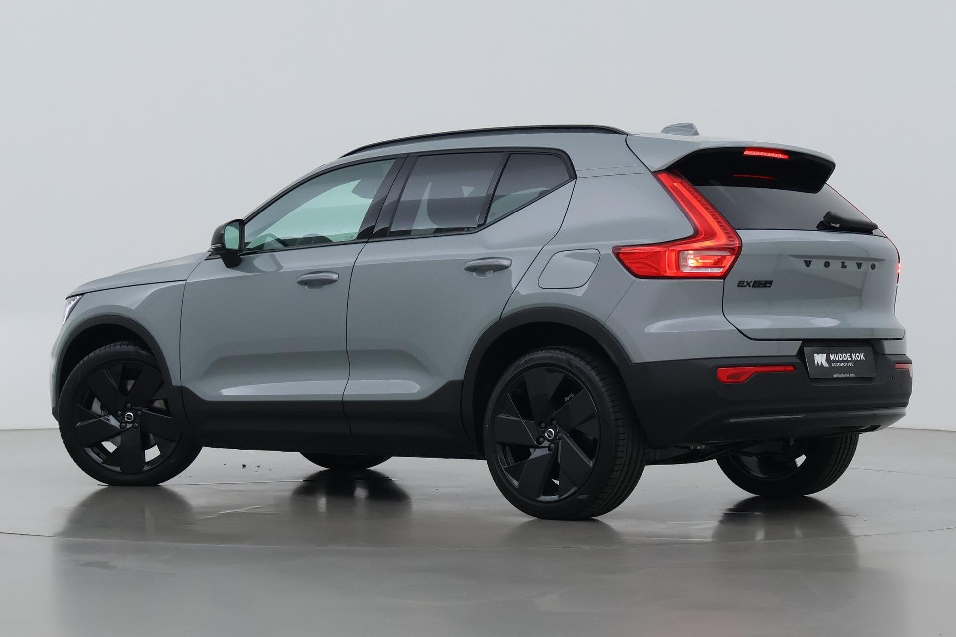Volvo EX40 Twin Motor Plus Black Edition 82 kWh | 409 PK! |, Auto's, Automaat, Stof, Gebruikt, 82 kWh