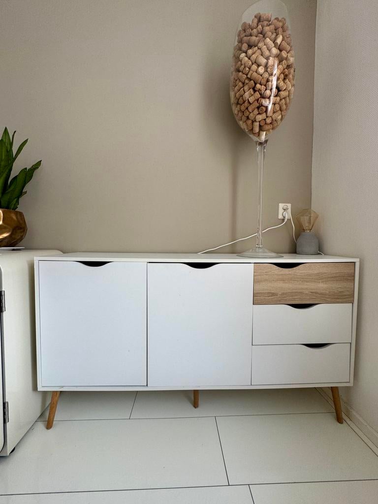 Wit dressoir met houten lade en pootjes, Huis en Inrichting, Ophalen, 100 tot 150 cm, Zo goed als nieuw, Met lade(s)