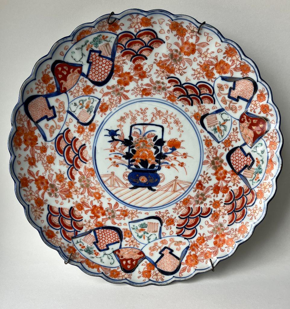Groot Imari porseleinen bord. Diameter 30 cm., Antiek en Kunst, Antiek | Porselein, Ophalen of Verzenden