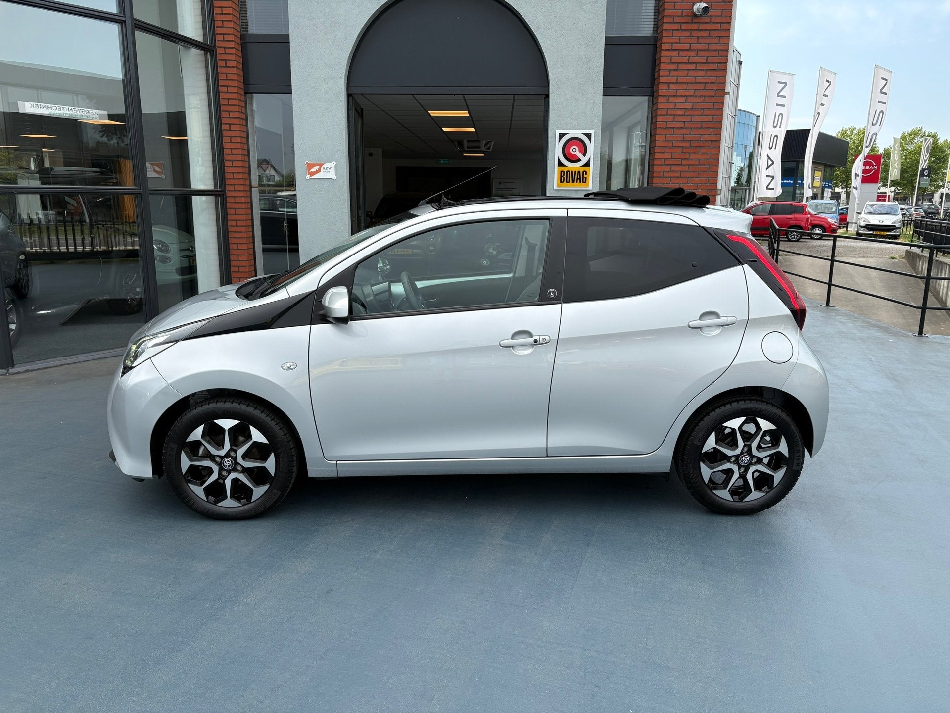 Toyota Aygo 1.0 VVT-i x-joy OPENDAK AUTOMAAT AIRCO, Auto's, Gebruikt, Euro 6, 4 stoelen, 3 cilinders