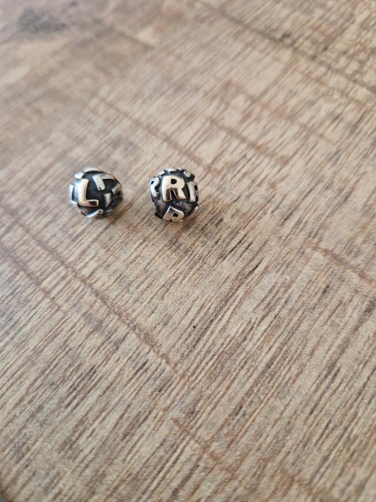 Pandora bedels  de letter R en L, Sieraden, Tassen en Uiterlijk, Bedels, Pandora, Ophalen of Verzenden, Zo goed als nieuw, 4 bedels of meer