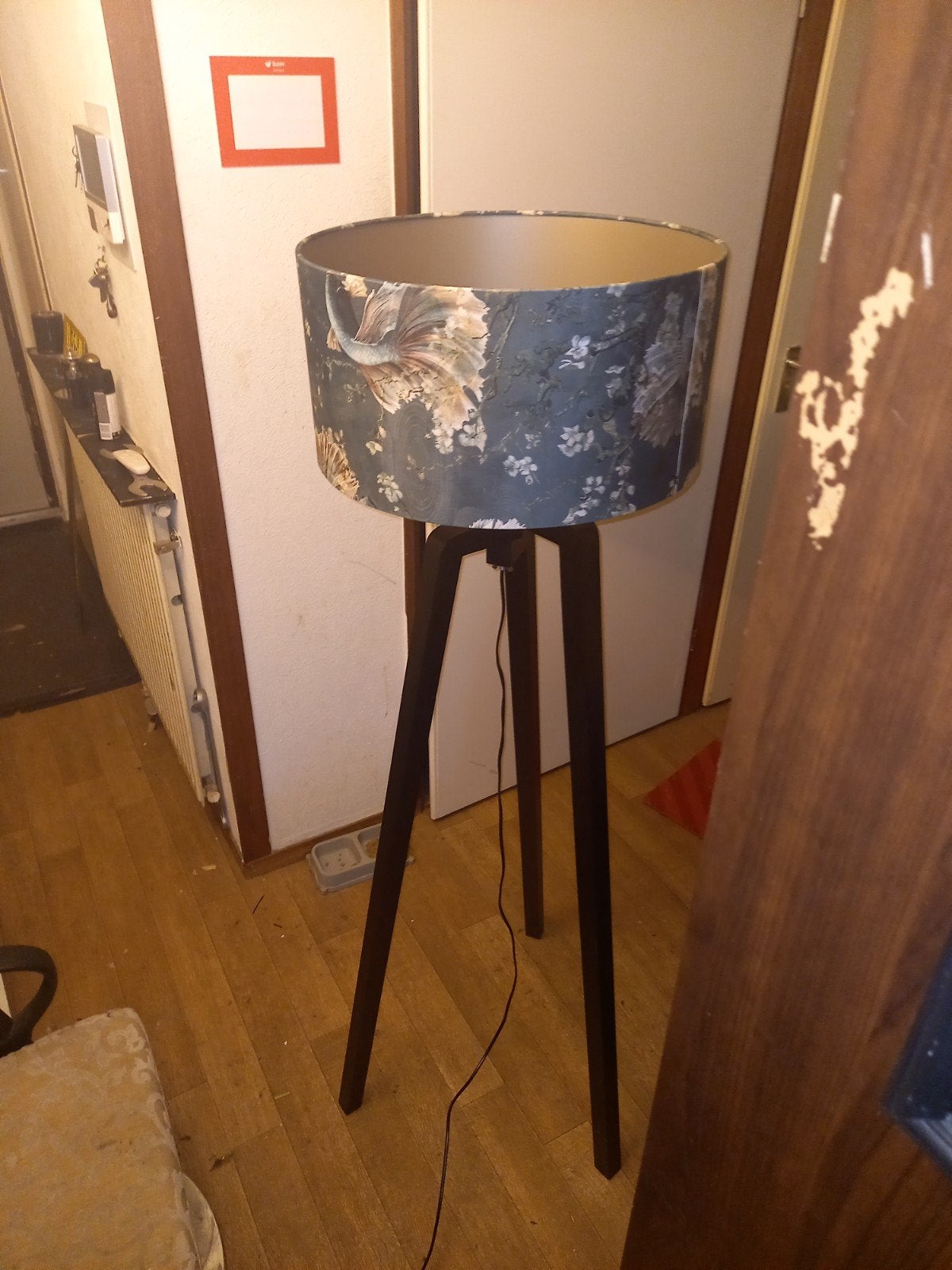 Staande lamp met driepoot en bloemenprint kap, Ophalen, 100 tot 150 cm, Zo goed als nieuw, Modern, Botanisch