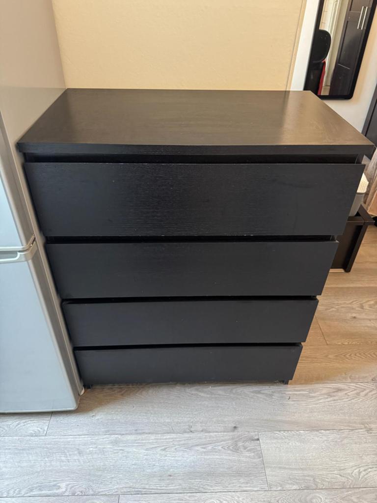 Zwarte ladekast met 4 laden - zo goed als nieuw, Huis en Inrichting, Kasten | Ladekasten, Ophalen, 100 tot 150 cm, 50 tot 100 cm