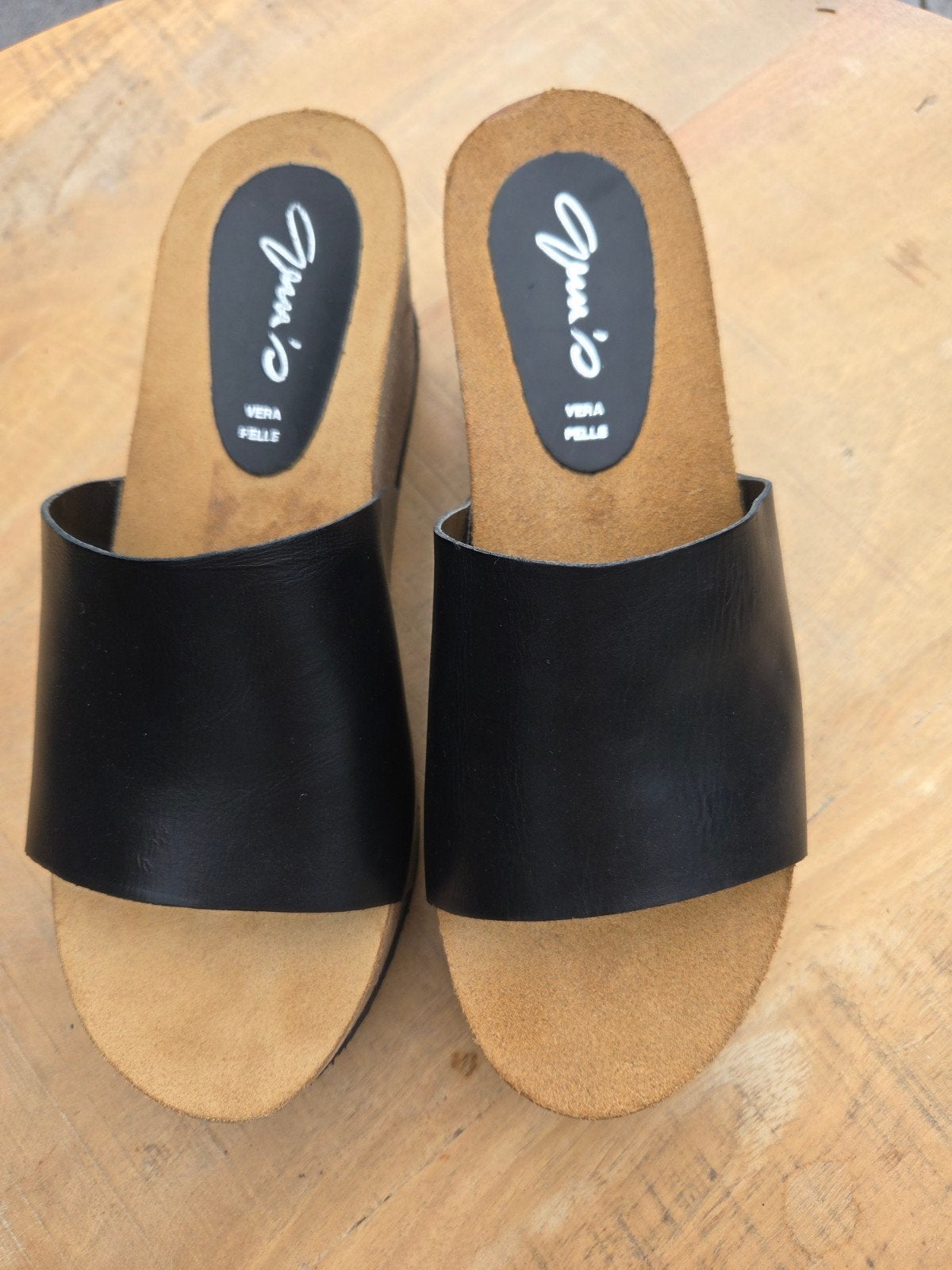 Zwarte slippers met kurksleehak - Maat 40, Ophalen of Verzenden, Zo goed als nieuw, Zwart
