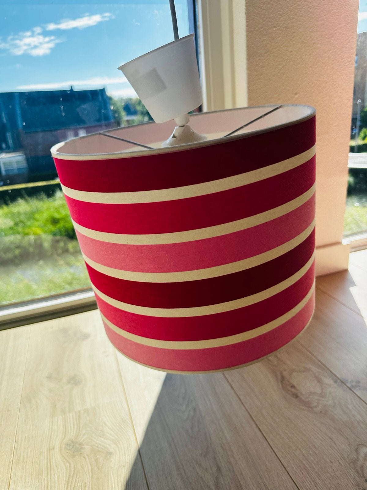 Leuke gestreepte lampenkap in roze tinten, Huis en Inrichting, Lampen | Lampenkappen, Gebruikt, Rond, Ophalen, Hanglamp