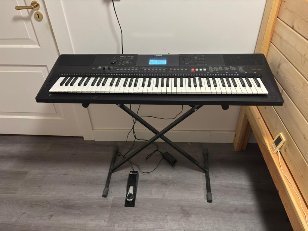 Yamaha PSR EW410, M audio pedaal, stevige keyboardstabdaard, Muziek en Instrumenten, Keyboards, Ophalen, Zo goed als nieuw, 76 toetsen