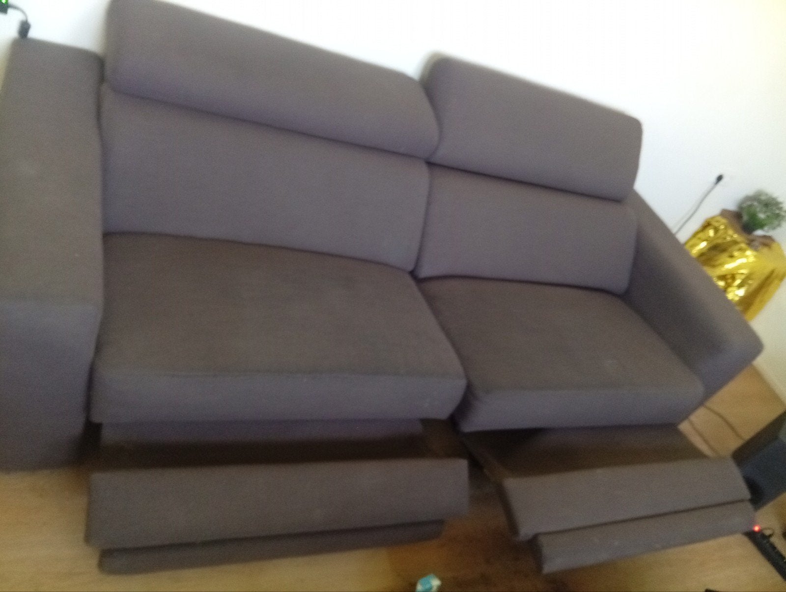 Comfortabele grijze bank met relaxfunctie, Gebruikt, Driepersoons, 75 tot 100 cm, Ophalen of Verzenden