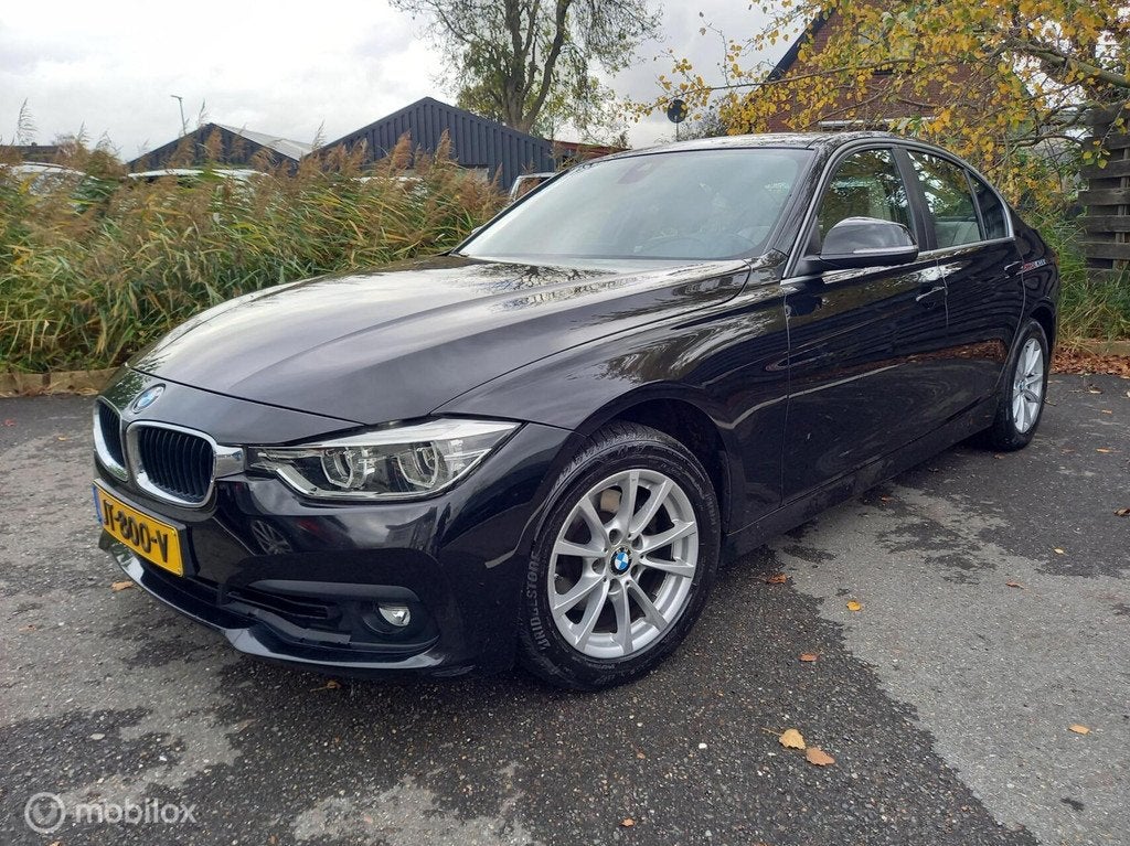 BMW 3-serie 318i AUT. Centennial High Executiv Leer Navi PDC, Auto's, BMW, Automaat, Zwart, 3 cilinders, Sedan