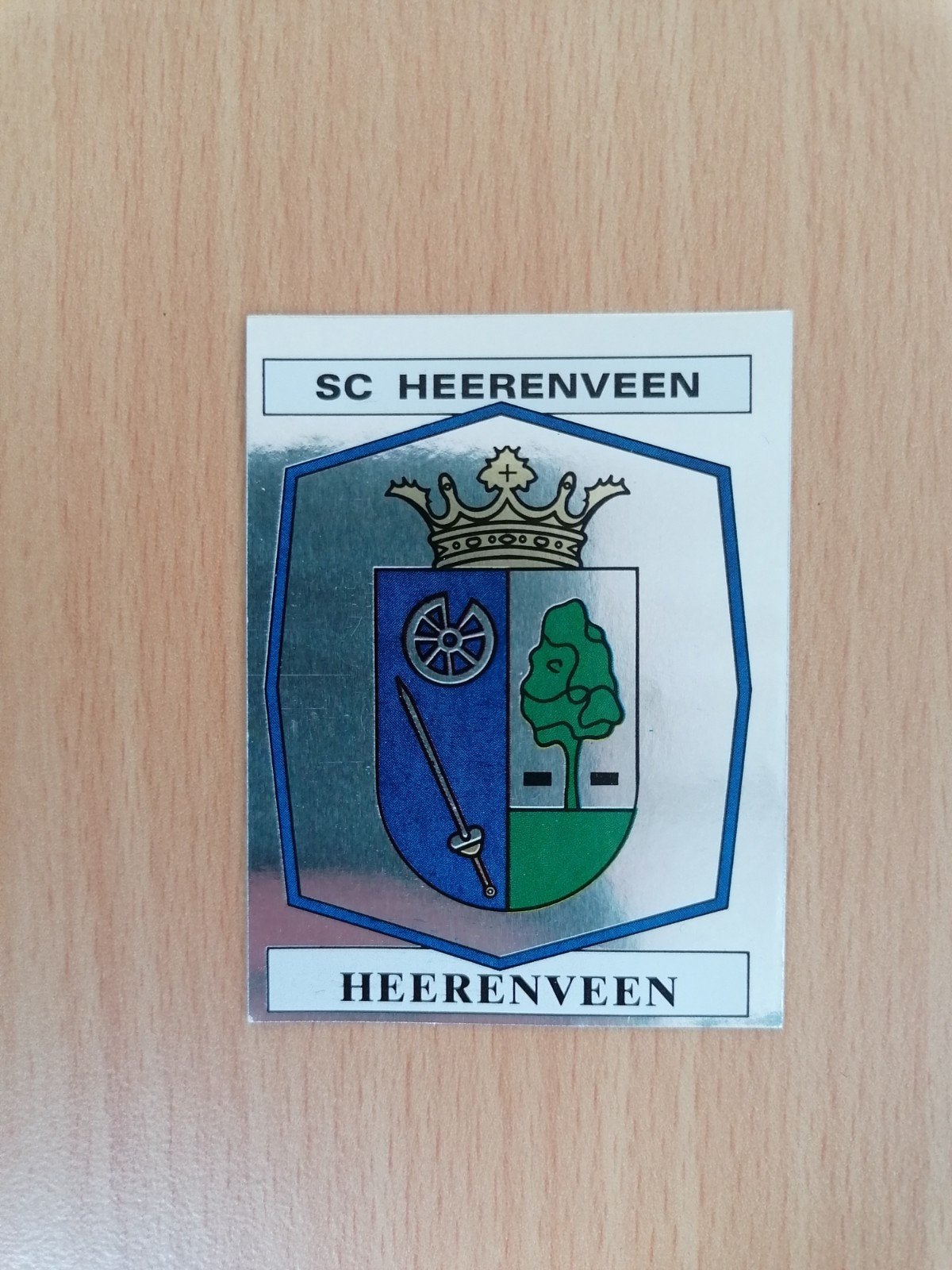 Panini Voetbal 88 #350 Heerenveen embleem., Verzamelen, Ophalen of Verzenden, Zo goed als nieuw, Overige binnenlandse clubs, Poster, Plaatje of Sticker