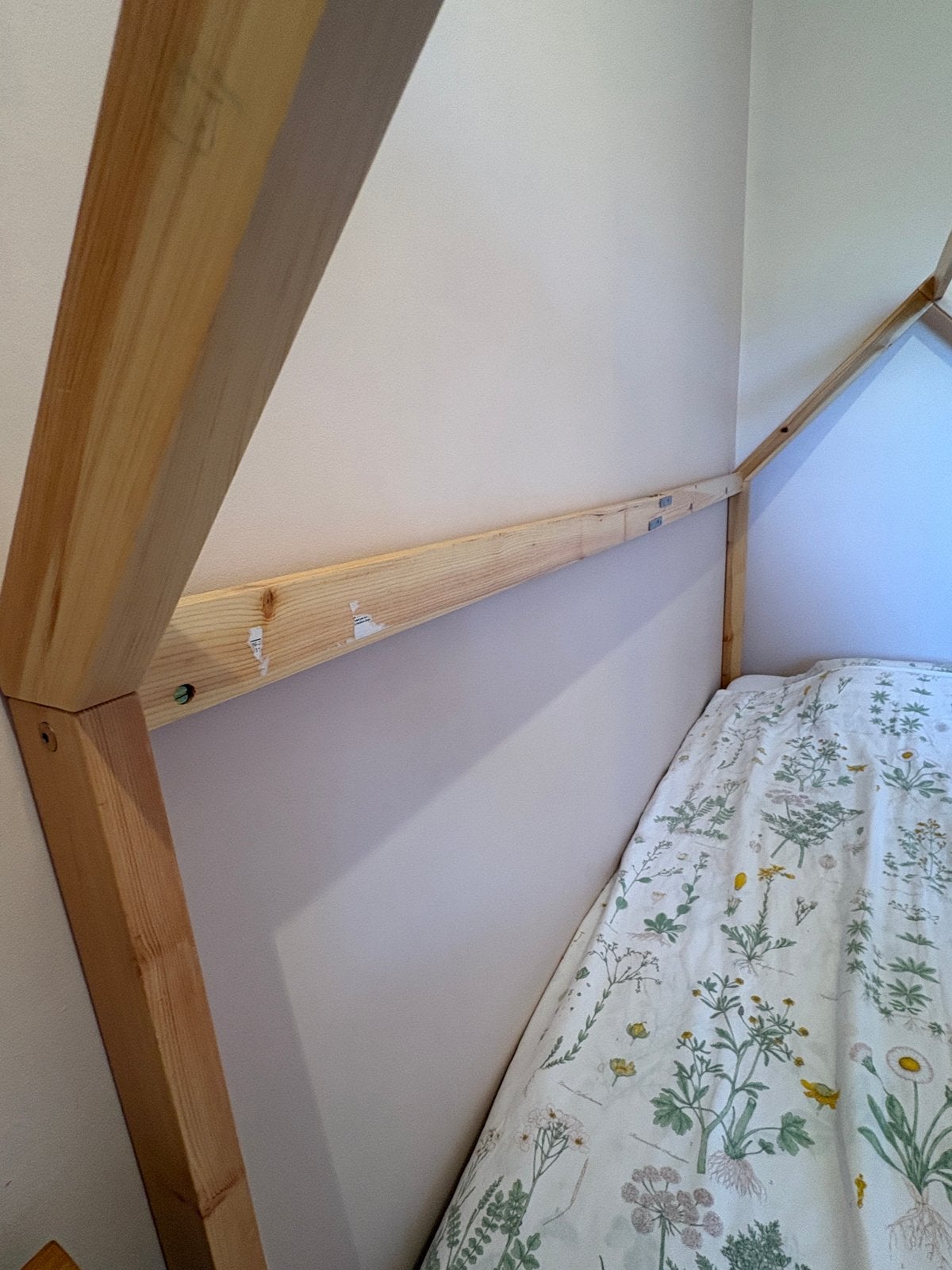 Houten kinderbed (huisbed) met lattenbodem, Ophalen, 85 tot 100 cm, Gebruikt, Lattenbodem