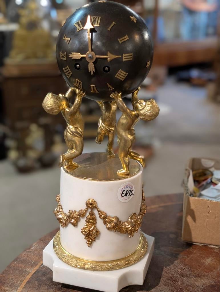 Antieke bronzen - marmeren klok. 42 cm hoog.  €875., Antiek en Kunst, Antiek | Klokken, Ophalen