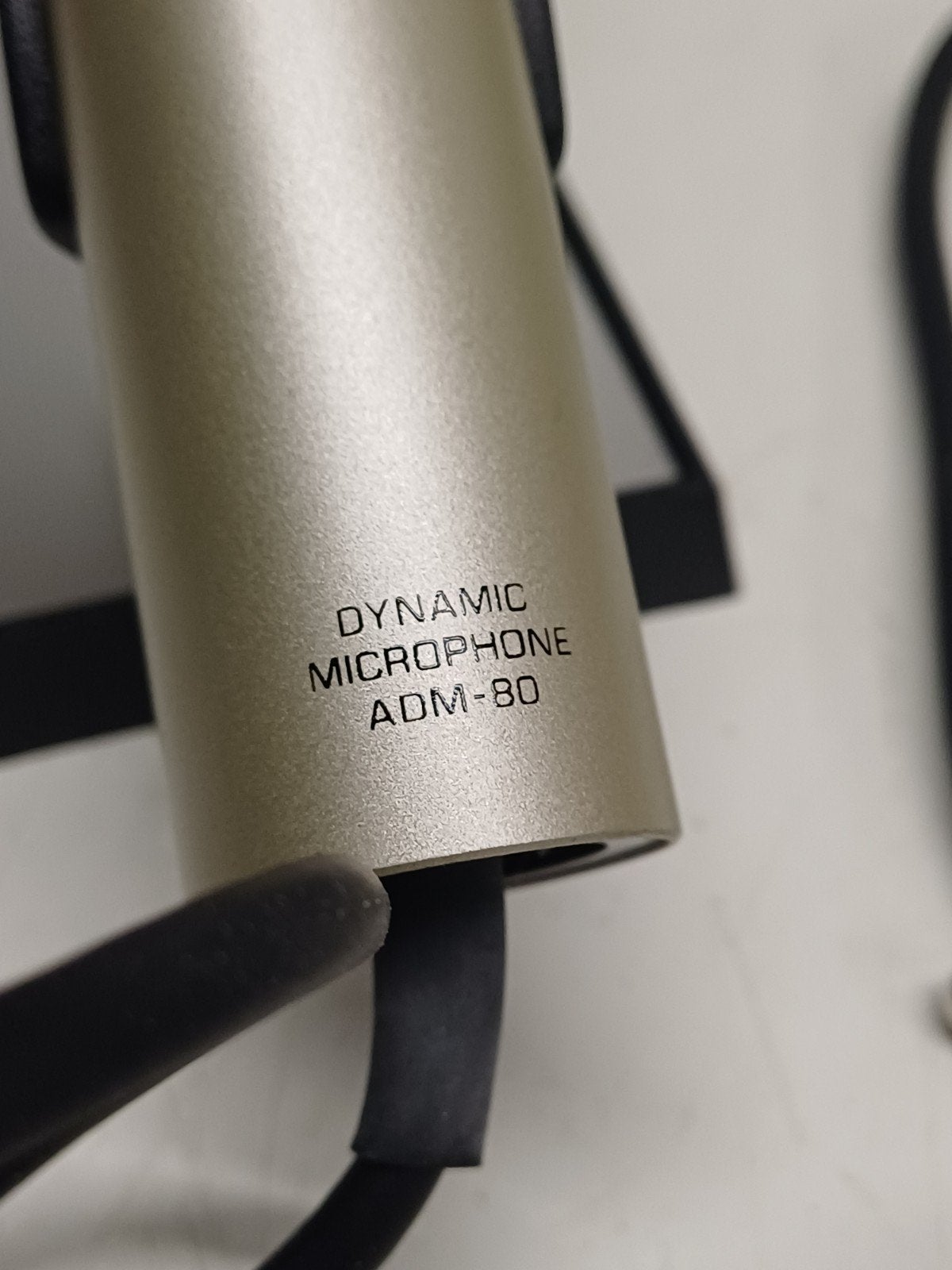 Akai ADM-80 Dynamische Microfoon met Doos en Standaard, Muziek en Instrumenten, Microfoons, Ophalen of Verzenden, Zo goed als nieuw