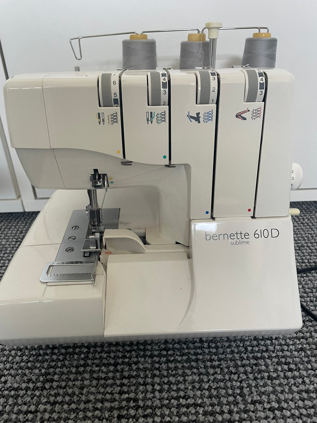 Bernette sublime 610 D, Hobby en Vrije tijd, Naaimachines en Toebehoren, Ophalen, Zo goed als nieuw, Lockmachine, Bernina