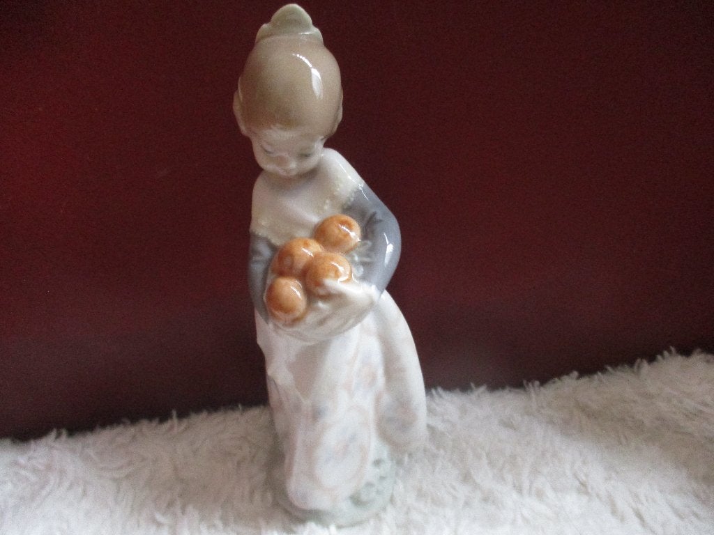 Lladro beeldje meisje uit Valencia, Ophalen of Verzenden, Zo goed als nieuw, Mens