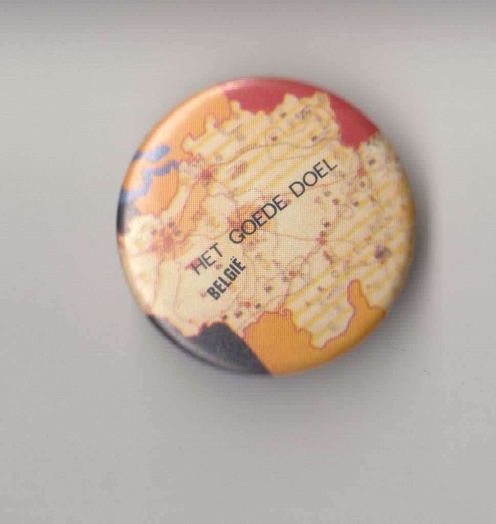 Het goede Doel band button België A, Verzamelen, Speldjes, Pins en Buttons, Gebruikt, Niet vindbaar, Niet vindbaar, Speldje of Pin