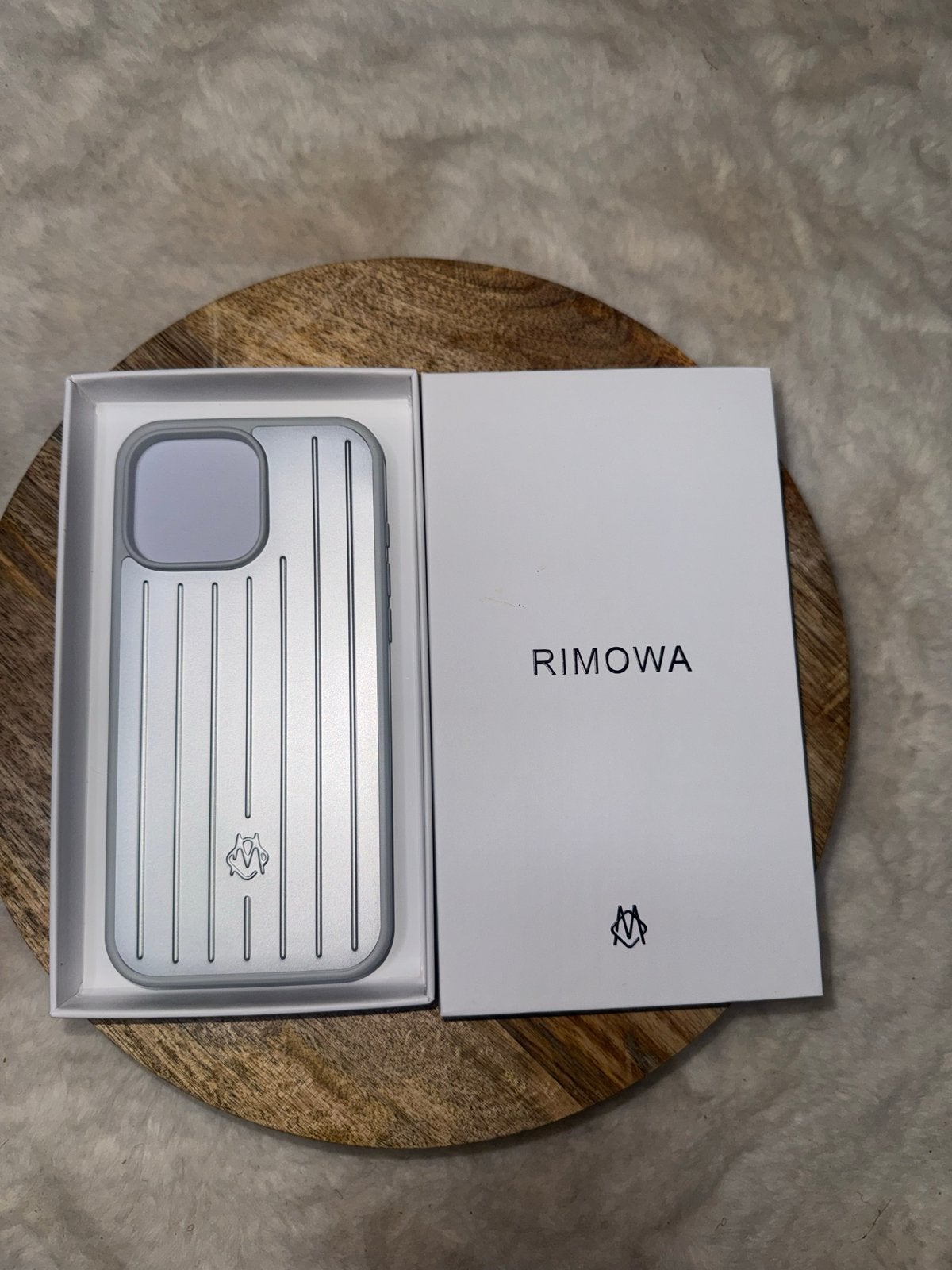 iPhoneアクセサリー RIMOWA iPhone16Pro Case RIMOWA zilveren hoesje iPhone 16 Pro Max Zilver - Nieuw