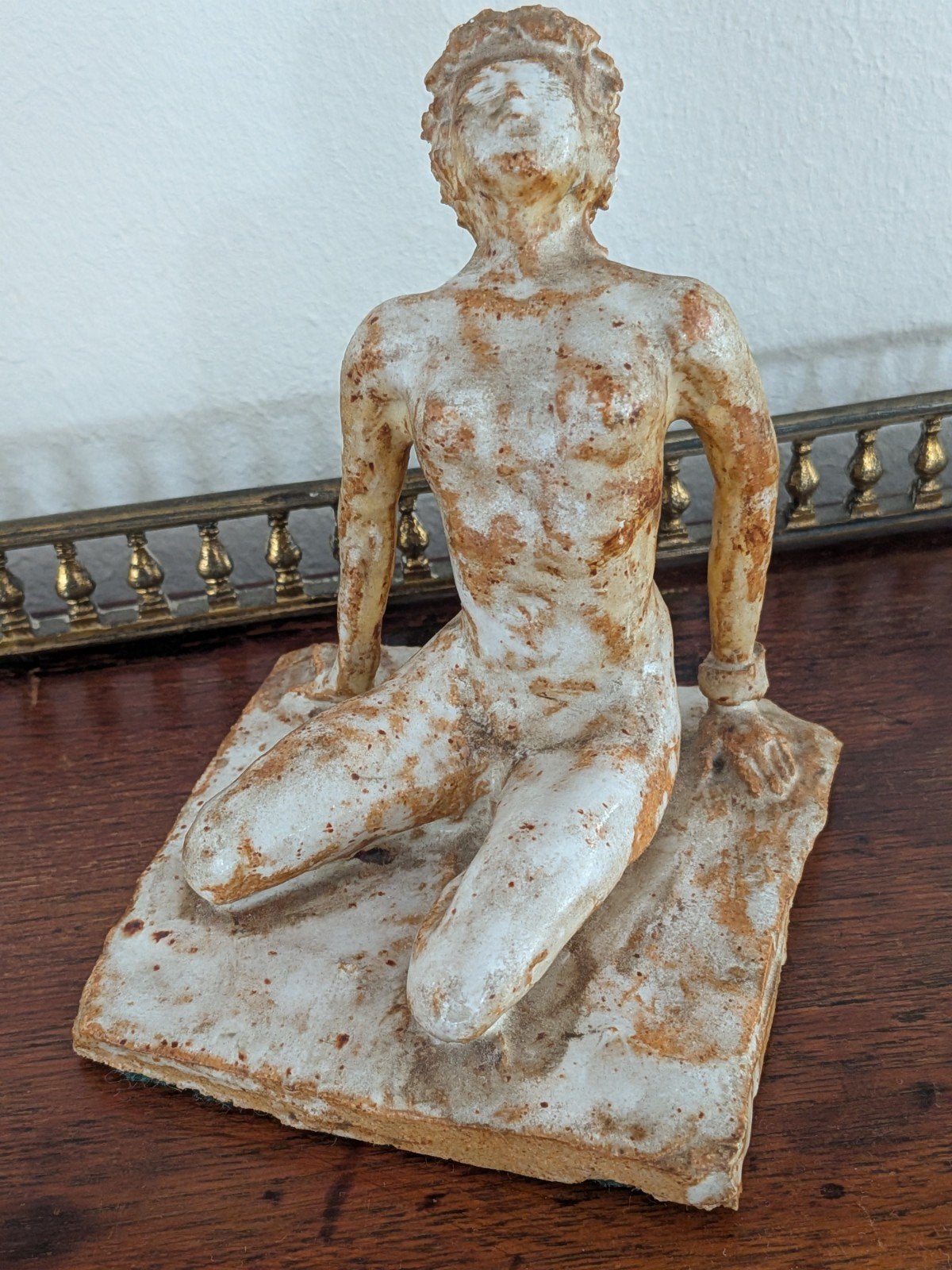 Keramiek beeldje zittende naakte vrouw, gevlekt, geglazuurd, Minder dan 20 cm, Geglazuurd, Ophalen of Verzenden, Steen of Keramiek