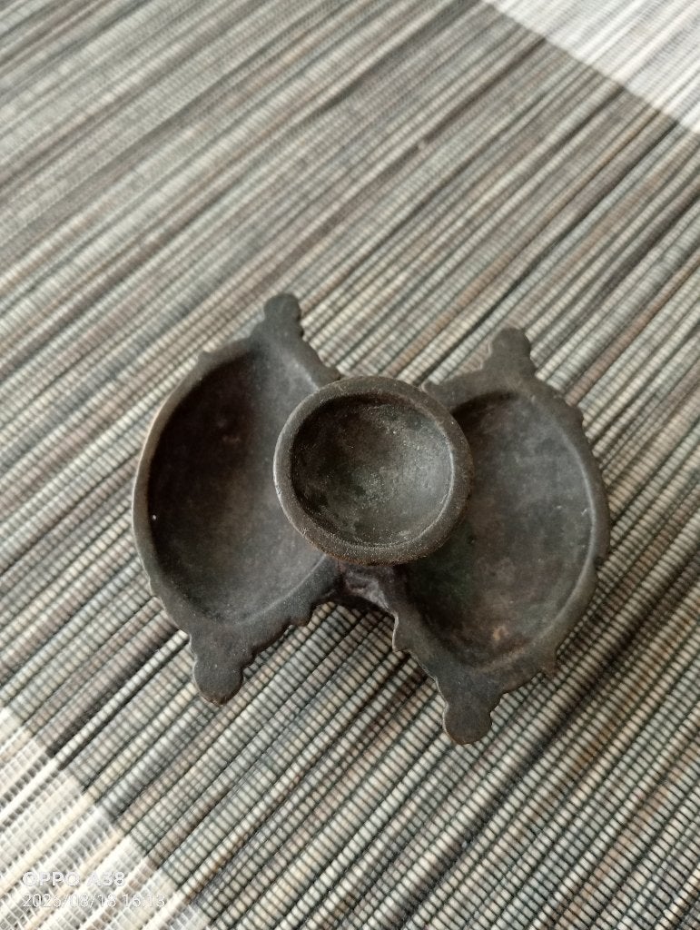 Bronzen drievoudige olielamp (diya) uit India, Antiek en Kunst, Antiek | Koper en Brons, Ophalen of Verzenden