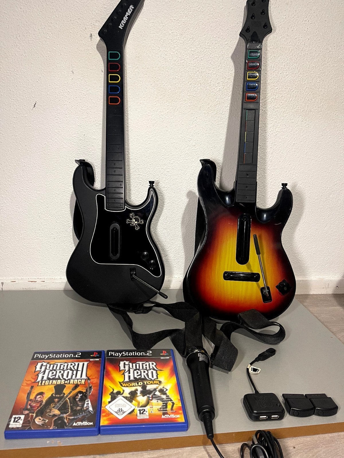 Guitar Hero Set: 2 Gitaren, Microfoon & Games (PS2), Ophalen, Muziek, Gebruikt, Eén computer