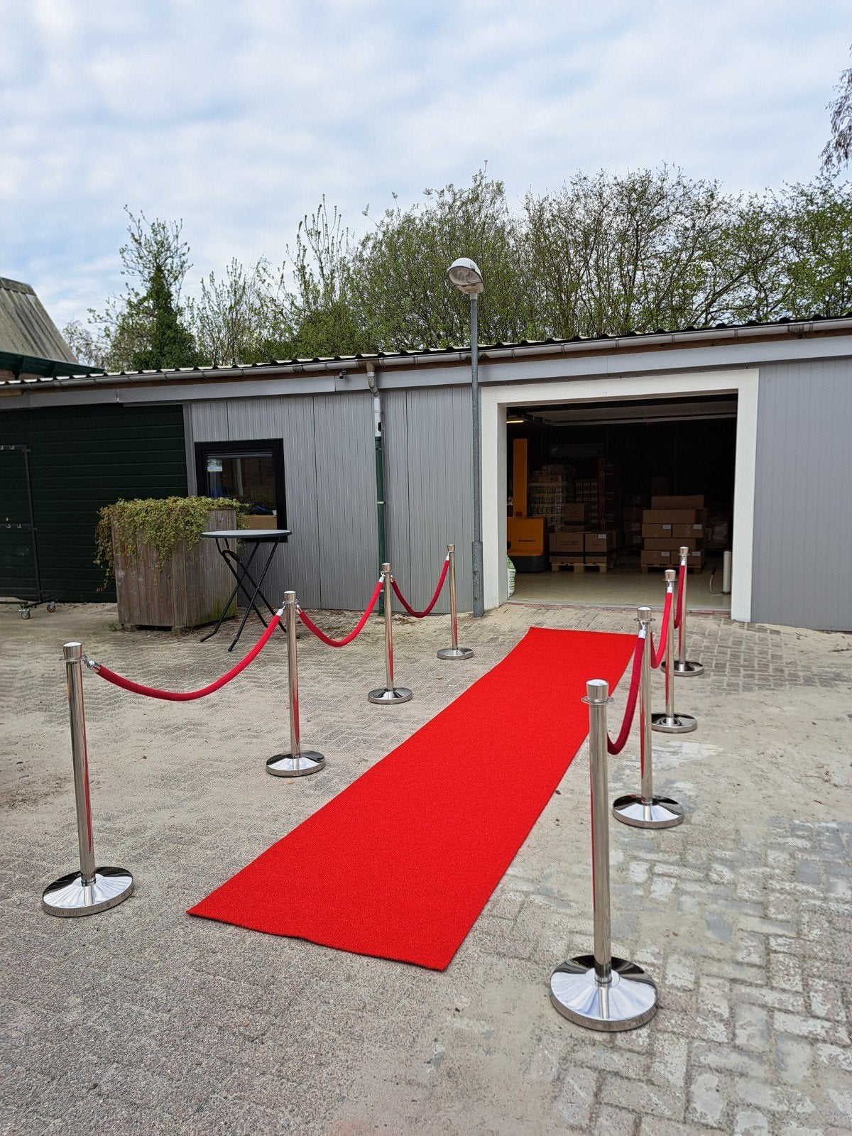 Rode loper, 5 meter met RVS paaltjes en koord te huur!, Ophalen, Zo goed als nieuw, Overige