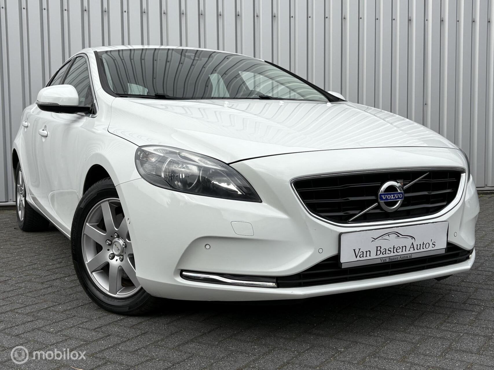 Volvo V40 1.6 T2 Momentum | Camera | Navi | Trekhaak | PDC |, 1596 cc, Gebruikt, Zwart, 4 cilinders